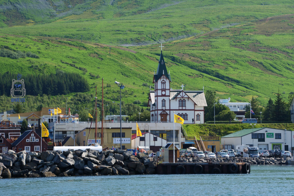Húsavík – port i kościół Húsavíkurkirkja na północy Islandii