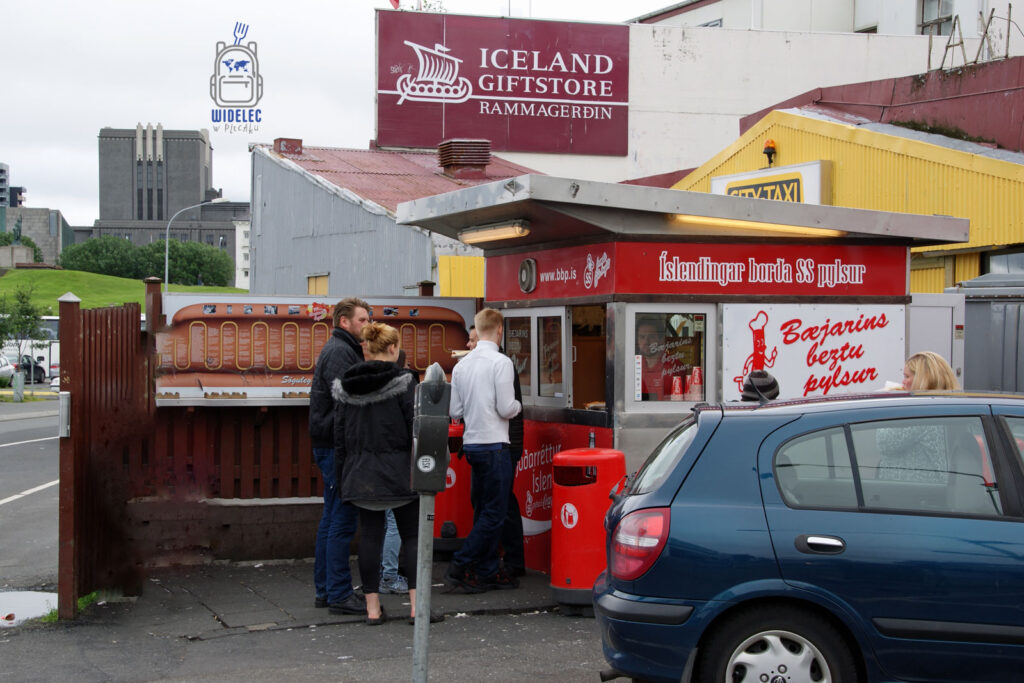 Kultowa budka Bæjarins Beztu Pylsur w Reykjavíku, słynąca z islandzkich hot-dogów rozsławionych przez Billa Clintona i innych znanych gości, widelecwplecaku.pl