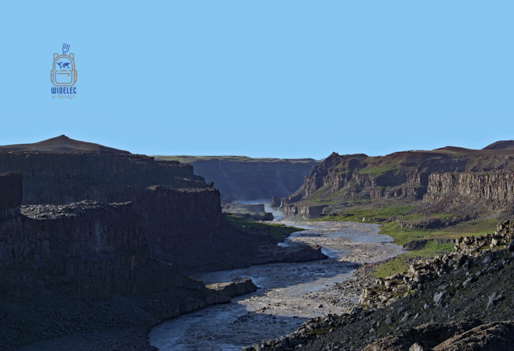 Widok na kanion Jökulsárgljúfur i rzekę Jökulsá á Fjöllum w Parku Narodowym Vatnajökull, widelecwplecaku.pl
