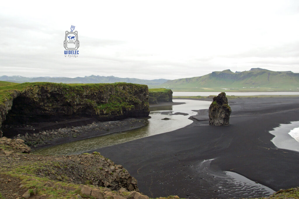 Czarna plaża w Vik na południu Islandii, otoczona bazaltowymi klifami i formacjami skalnymi, malowniczy widok przy drodze nr 1, widelecwplecaku.pl