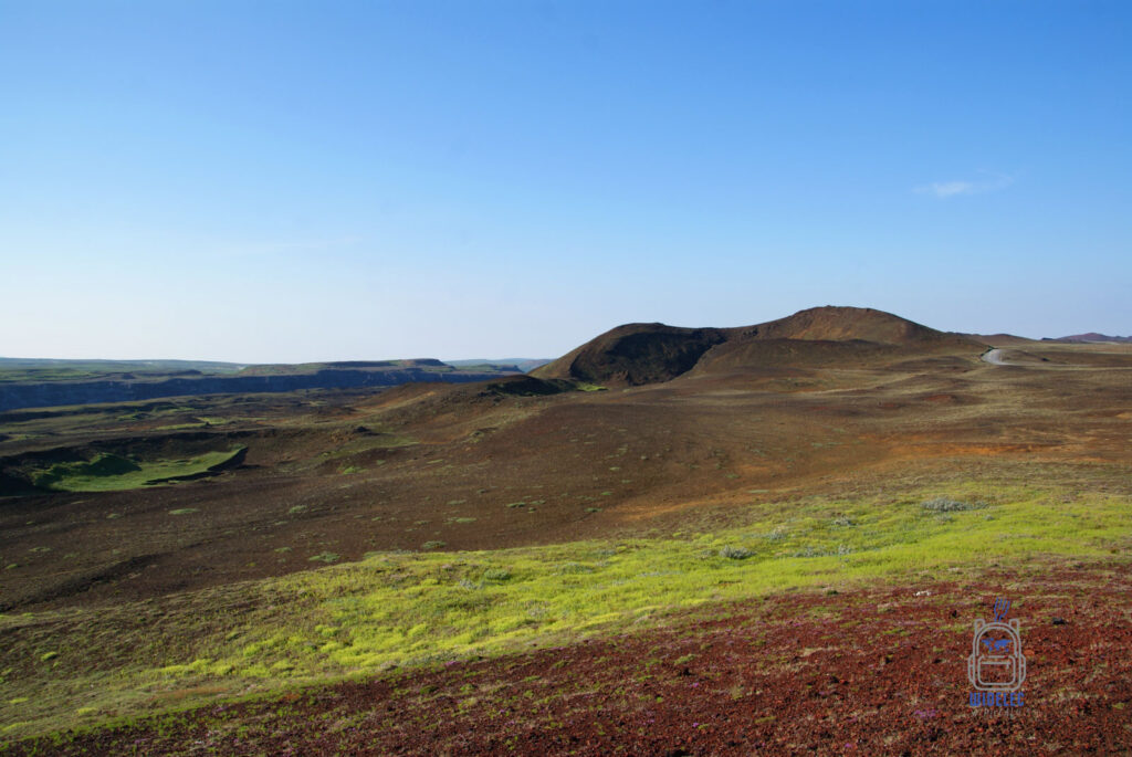 Wulkaniczny krajobraz północnej Islandii z kolorowymi polami lawowymi w Parku Narodowym Jökulsárgljúfur, widelecwplecaku.pl