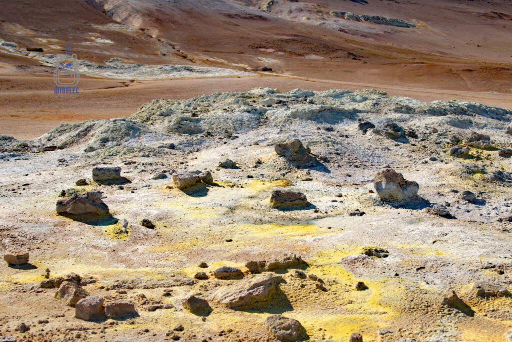 Żółte osady siarki i mineralne formacje na polach geotermalnych Hverir w północno-wschodniej Islandii, widelecwplecaku.pl