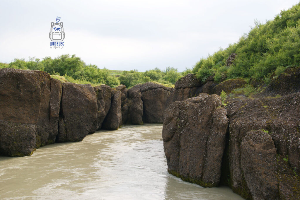 Islandia – rzeka Þjórsá (Bjorsa), najdłuższa na wyspie o długości 230 km, płynąca między bazaltowymi skałami i zielonymi zboczami; potęga islandzkiej natury – widelecwplecaku.pl