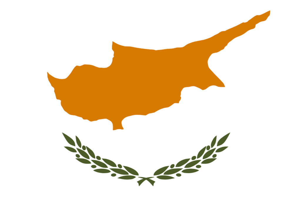 Flaga Cypru z charakterystycznym konturem wyspy i gałązkami oliwnymi – Cypr, wyspa dobrej pogody i dobrego humoru | widelecwplecaku