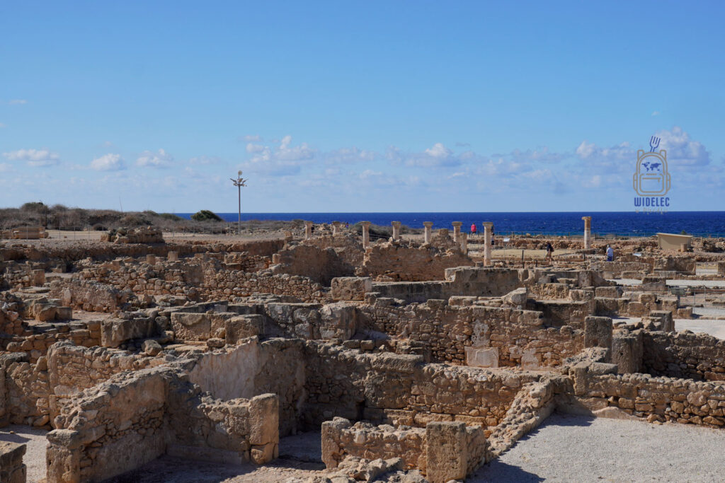 Cypr – wyspa dobrej pogody i dobrego humoru – ruiny antycznej Nea Pafos z widokiem na Morze Śródziemne, kamienne mury i kolumny starożytnych willi, zachodnia część Cypru, podróże i historia wyspy – widelecwplecaku.pl