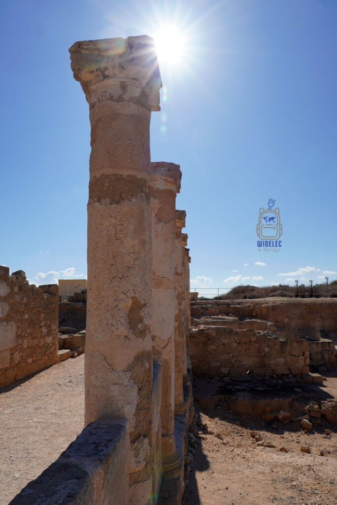 Cypr – wyspa dobrej pogody i dobrego humoru – kamienne kolumny antycznych zabudowań w Nea Pafos oświetlone cypryjskim słońcem, ruiny rzymskich willi i archeologiczne dziedzictwo zachodniego Cypru – widelecwplecaku.pl