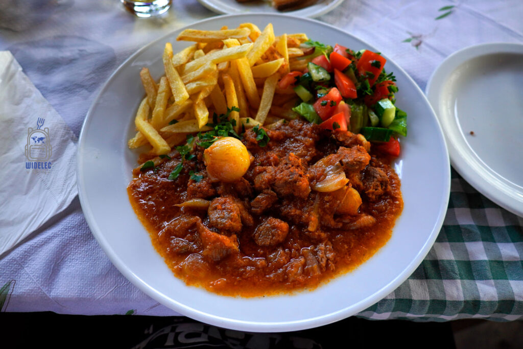 Stifado – tradycyjny cypryjski gulasz duszony z cebulkami i winem, podawany z frytkami i świeżą sałatką, kuchnia Cypru, lokalne smaki, Cypr podróże i turystyka kulinarna – Cypr – wyspa dobrej pogody i dobrego humoru | widelecwplecaku.pl