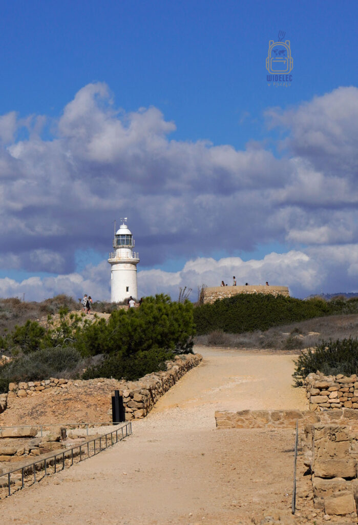 Cypr – wyspa dobrej pogody i dobrego humoru – brytyjska latarnia morska w okolicach Pafos, piaszczysta ścieżka i nadmorski krajobraz jako ślad kolonialnej historii wyspy, zachodni Cypr – widelecwplecaku.pl