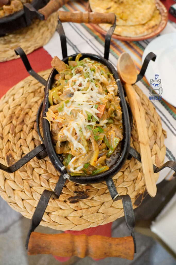 Bałkański sach – tradycyjne danie z mięsa i warzyw serwowane na Cyprze, podróże kulinarne | Cypr – wyspa dobrej pogody i dobrego humoru, widelecwplecaku.pl