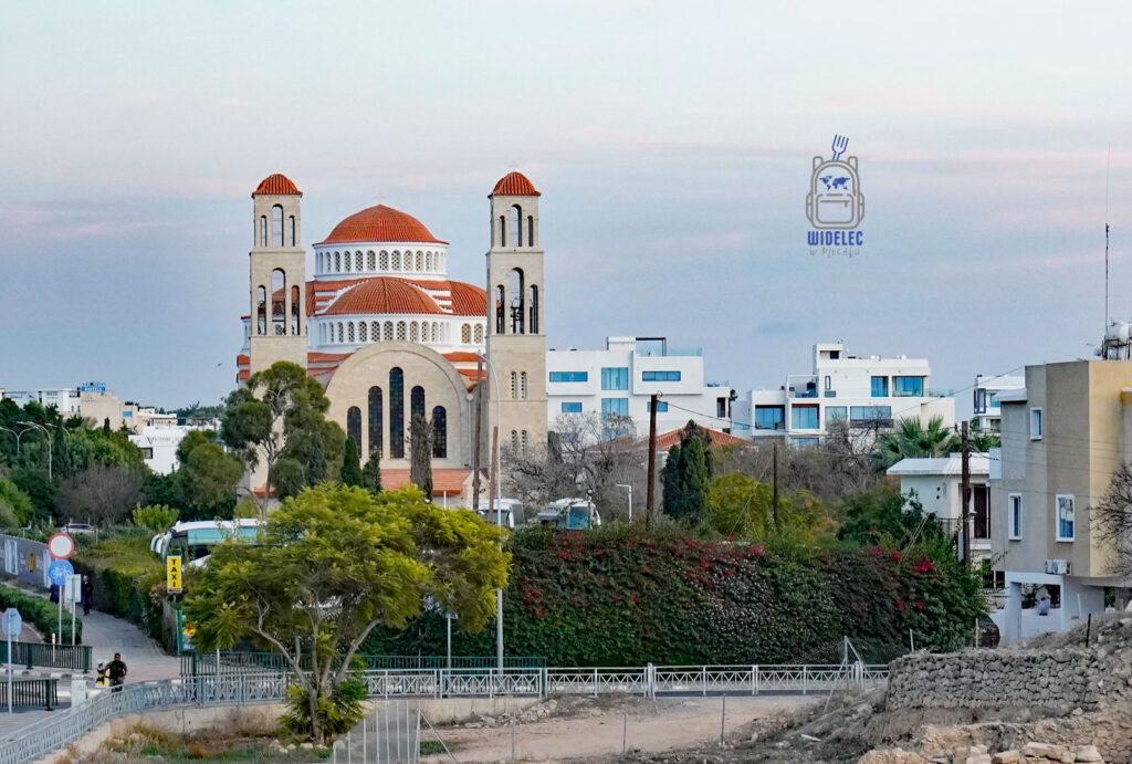 Cypr – wyspa dobrej pogody i dobrego humoru – cerkiew Agion Anargyron w Pafos z charakterystycznymi kopułami, prawosławna architektura i religijne dziedzictwo miasta, współczesny Cypr – widelecwplecaku.pl