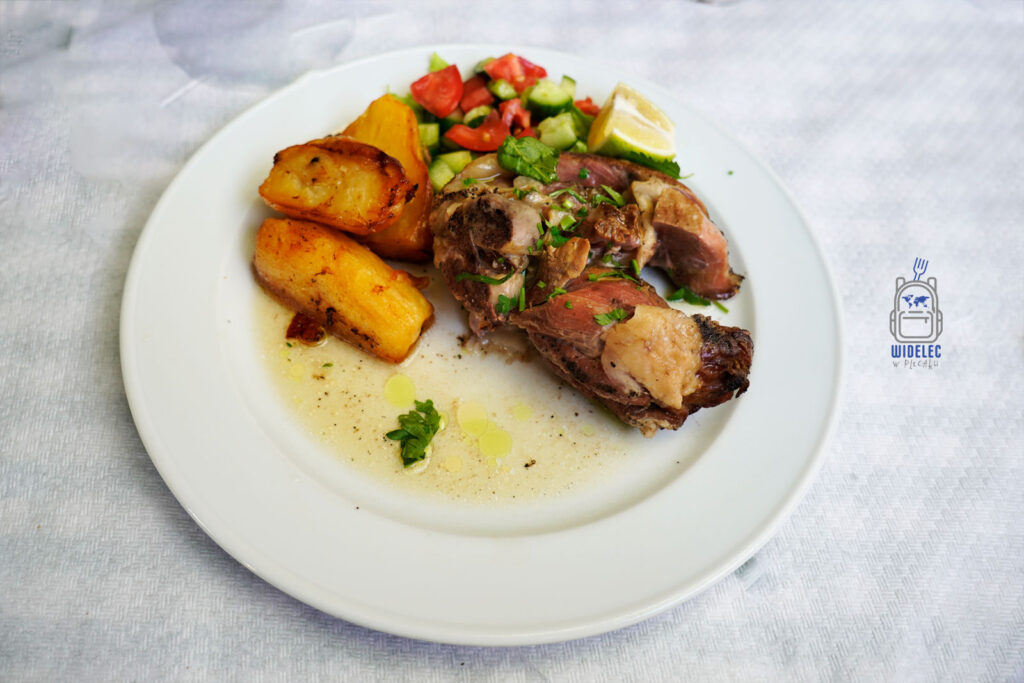 Kleftiko – tradycyjna jagnięcina pieczona na wolnym ogniu, podawana z ziemniakami i sałatką, kuchnia Cypru, lokalne smaki, Cypr podróże i turystyka kulinarna – Cypr – wyspa dobrej pogody i dobrego humoru | widelecwplecaku.pl