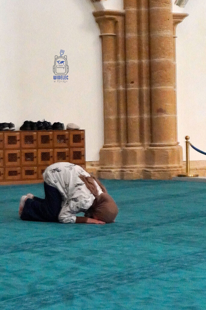 Nikozja – kobieta modląca się w meczecie Selimiye, wnętrze dawnej katedry św. Zofii | widelecwplecaku.pl