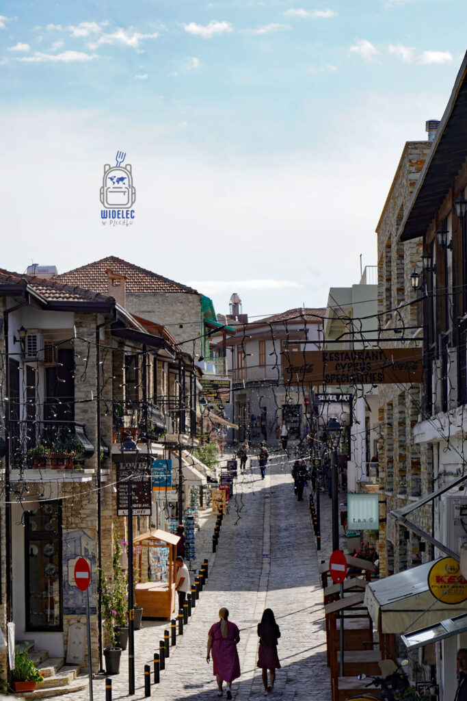 Lefkara – kamienna uliczka w tradycyjnej cypryjskiej wiosce słynącej z koronek i rzemiosła | widelecwplecaku.pl