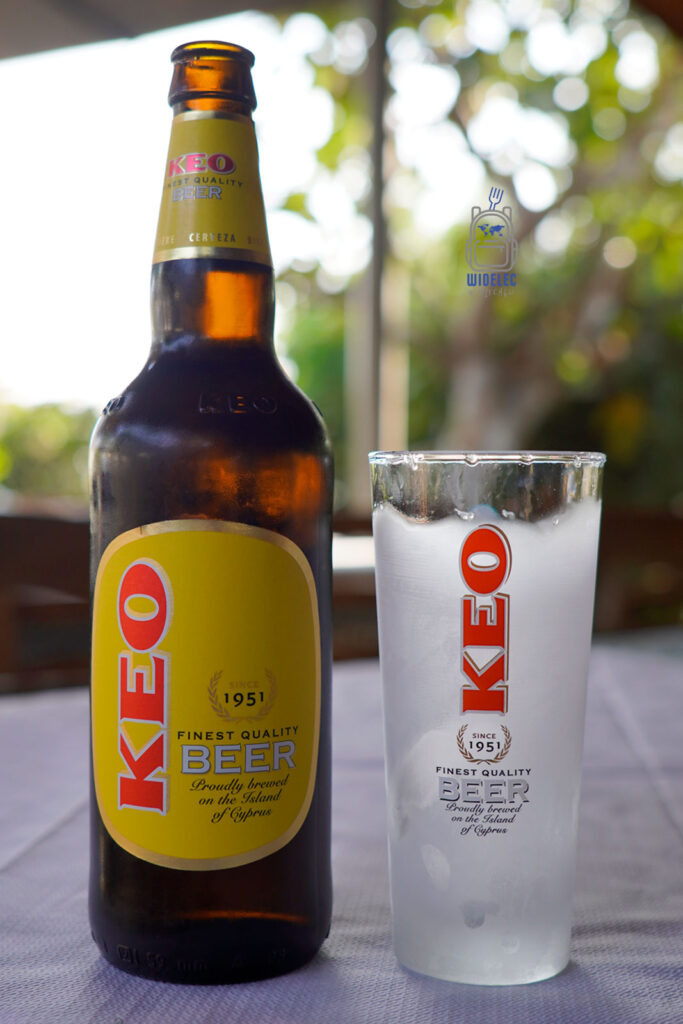 Lokalne piwo KEO na Cyprze – cypryjskie piwo serwowane w szklance, kuchnia Cypru, podróże kulinarne, Cypr turystyka – Cypr – wyspa dobrej pogody i dobrego humoru | widelecwplecaku.pl