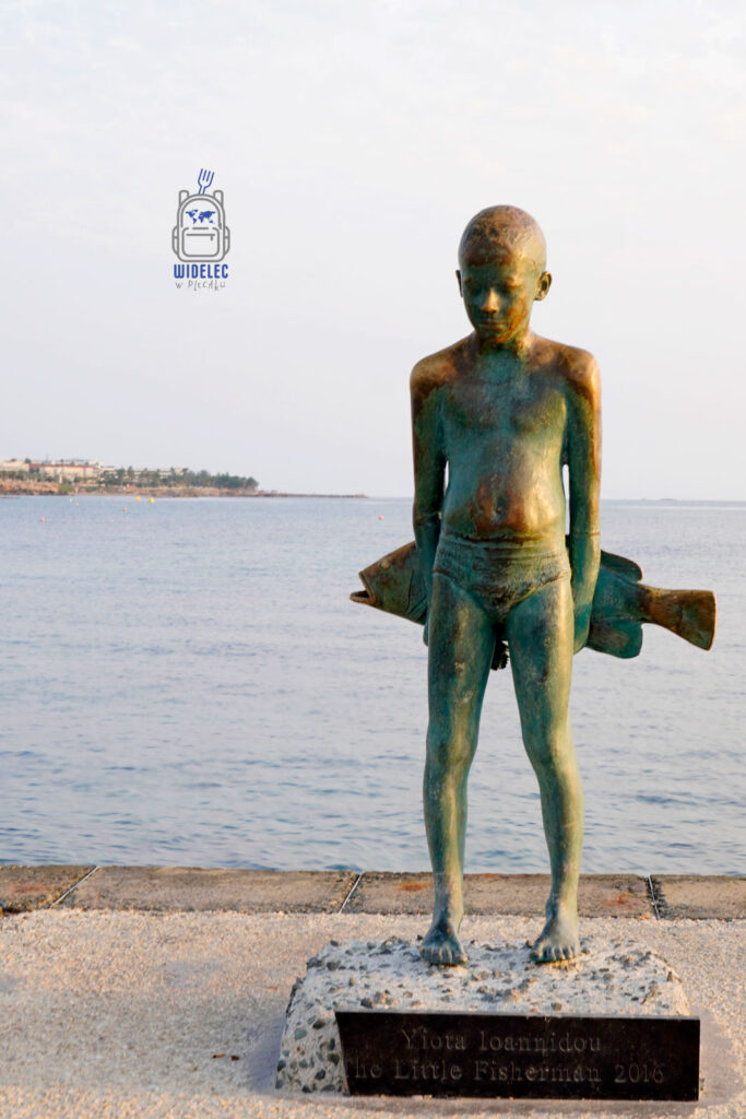 Cypr – wyspa dobrej pogody i dobrego humoru – rzeźba „Mały Rybak” na nabrzeżu w Pafos, współczesna sztuka nad Morzem Śródziemnym jako symbol codziennego życia i morskiej tradycji miasta – widelecwplecaku.pl