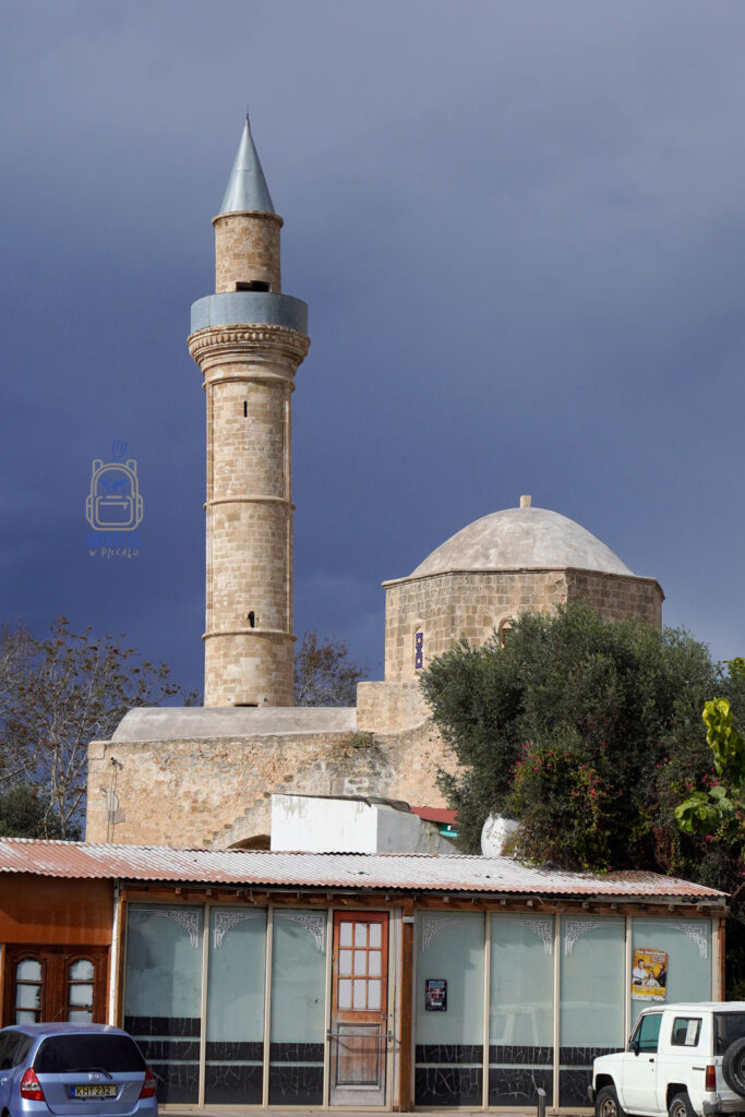 Cypr – wyspa dobrej pogody i dobrego humoru – meczet w Pafos z charakterystycznym minaretem i kopułą, osmańskie dziedzictwo architektoniczne jako kolejny rozdział historii miasta, zachodni Cypr – widelecwplecaku.pl