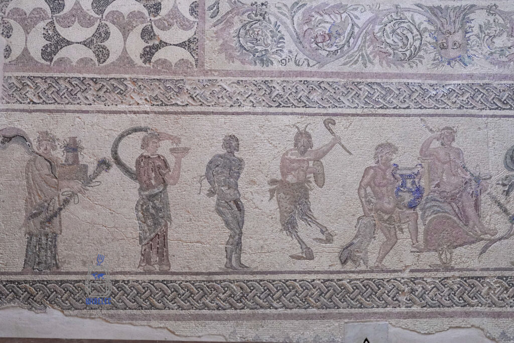 Cypr – wyspa dobrej pogody i dobrego humoru – rzymska mozaika przedstawiająca scenę mitologiczną w Nea Pafos, detale postaci i ornamentów z antycznej willi, zabytki UNESCO na zachodnim Cyprze, podróże i kultura lokalna – widelecwplecaku.pl