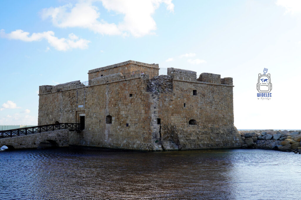 Cypr – wyspa dobrej pogody i dobrego humoru – osmański zamek w porcie Pafos, kamienna twierdza nad Morzem Śródziemnym jako ślad tureckiej i weneckiej historii miasta, zachodni Cypr – widelecwplecaku.pl