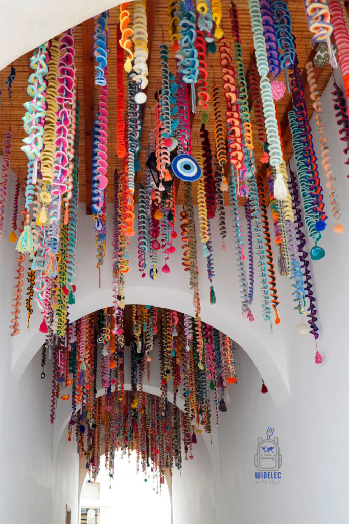 Kolorowe ozdoby uliczne na Cyprze – rękodzieło, tradycja i codzienna kultura wyspy dobrej pogody i dobrego humoru, Cypr podróże i turystyka – Cypr – wyspa dobrej pogody i dobrego humoru | widelecwplecaku.pl