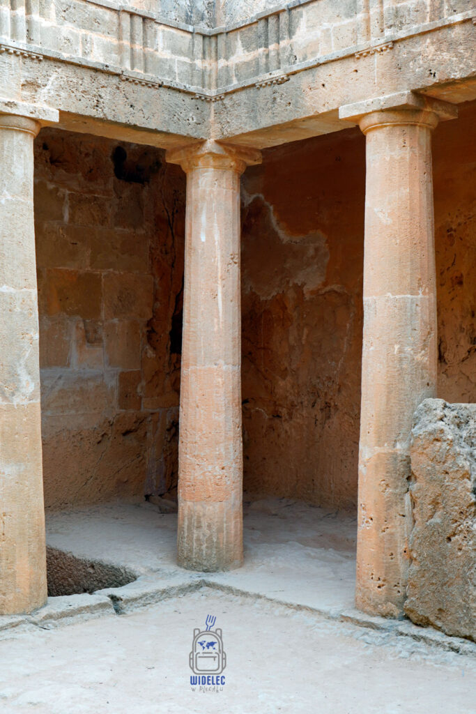 Cypr – wyspa dobrej pogody i dobrego humoru – Groby Królewskie w Pafos, kamienne kolumny i wykute w skale grobowce starożytnych urzędników, jedna z najciekawszych atrakcji zachodniego Cypru – widelecwplecaku.pl