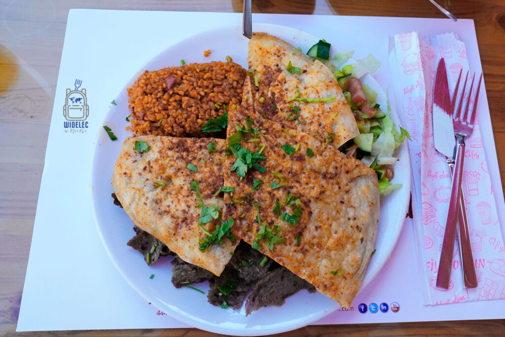 Tureckie specjały na Cyprze – placek z mięsem, kasza bulgur i świeża sałatka, kuchnia Cypru, podróże kulinarne, Cypr turystyka – Cypr – wyspa dobrej pogody i dobrego humoru | widelecwplecaku.pl