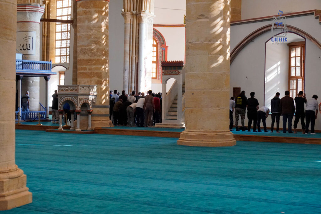 Nikozja – wspólna modlitwa w meczecie Selimiye, wnętrze dawnej katedry św. Zofii