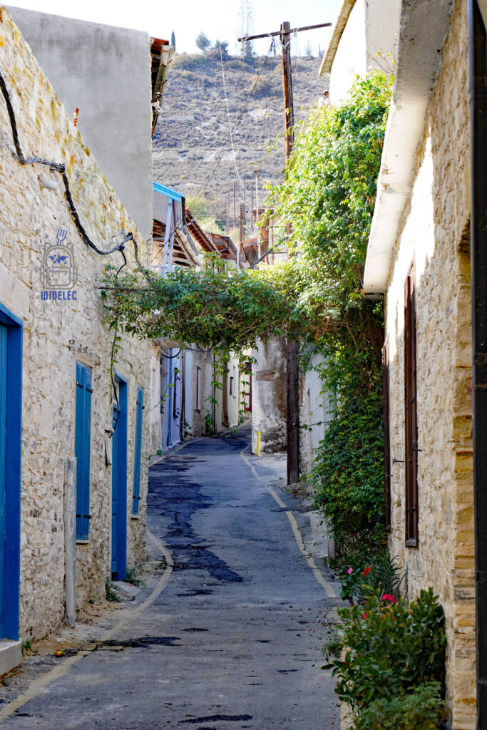 Wąska cypryjska uliczka z kamiennymi domami – spokojne życie poza utartymi szlakami, Cypr podróże i turystyka lokalna – Cypr – wyspa dobrej pogody i dobrego humoru | widelecwplecaku.pl