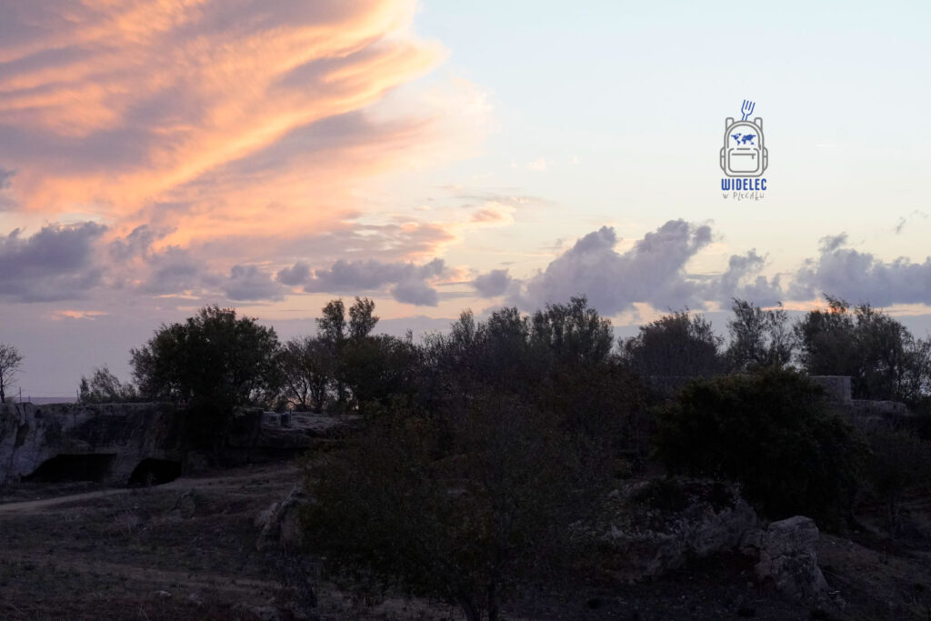 Cypryjskie niebo o zachodzie słońca – pastelowe chmury nad krajobrazem wyspy dobrej pogody i dobrego humoru, Cypr podróże i turystyka – Cypr – wyspa dobrej pogody i dobrego humoru | widelecwplecaku.pl