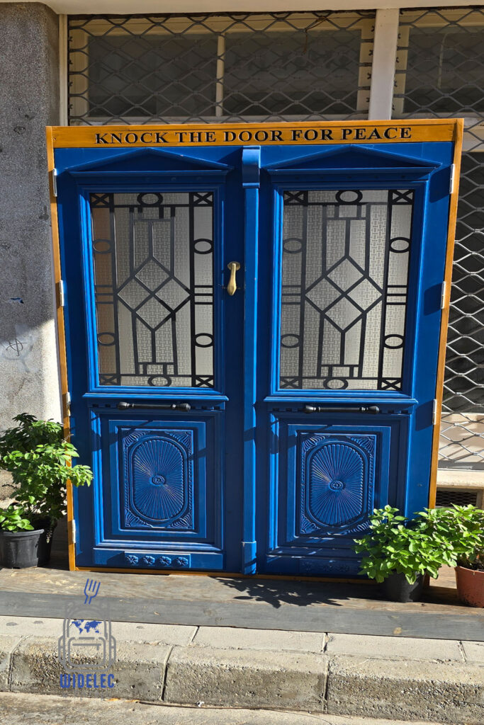 Niebieskie drzwi z napisem ‘Knock the door for peace’ na Cyprze – symbol pokoju i codzienne życie wyspy dobrej pogody i dobrego humoru, Cypr podróże i turystyka lokalna – Cypr – wyspa dobrej pogody i dobrego humoru | widelecwplecaku.pl