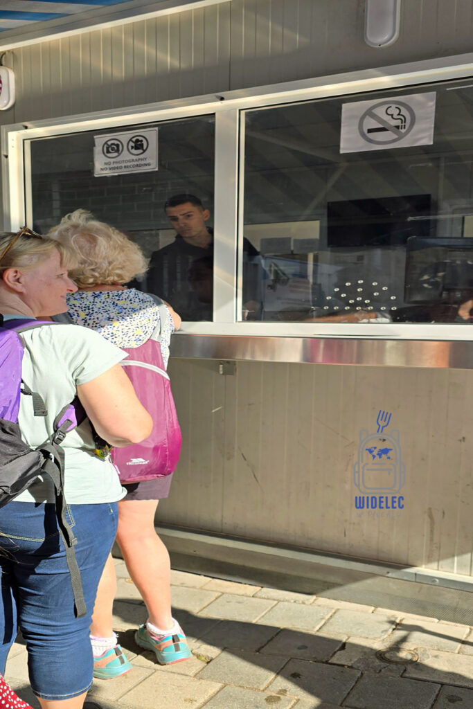 Przejście graniczne w Nikozji, podzielona stolica Cypru – symboliczna granica między częścią grecką i turecką, Cypr – wyspa dobrej pogody i dobrego humoru, widelecwplecaku.pl