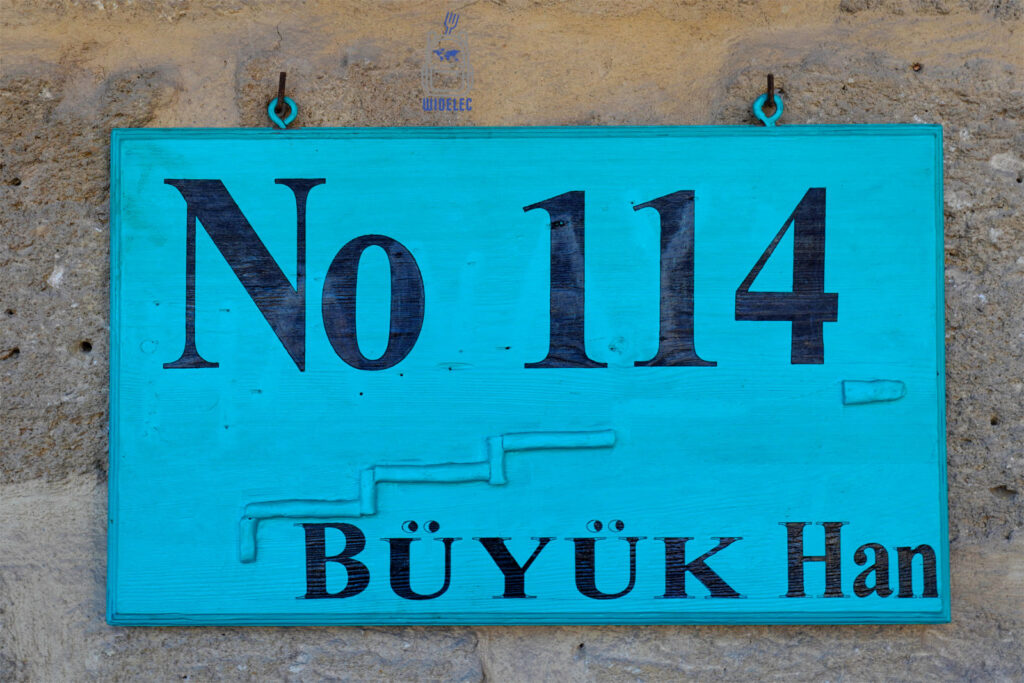 Büyük Han w Nikozji – tabliczka karawanseraju z czasów osmańskich, północny Cypr, Cypr – wyspa dobrej pogody i dobrego humoru, widelecwplecaku.pl