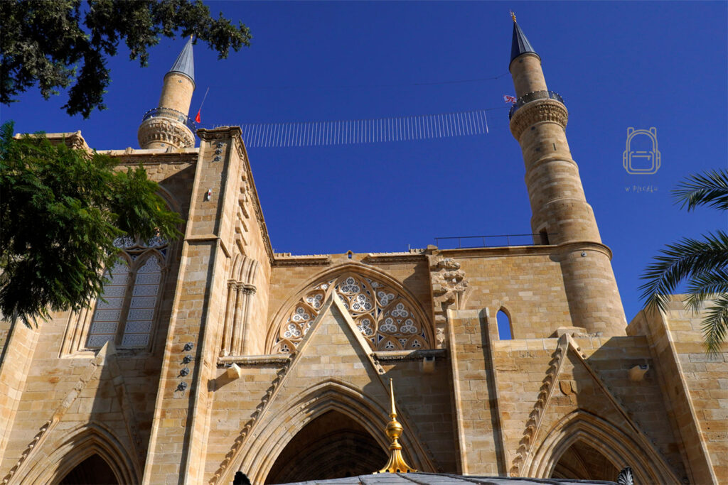 Nikozja – Meczet Selimiye (dawna katedra św. Zofii), gotycka architektura i osmańskie minarety, północny Cypr