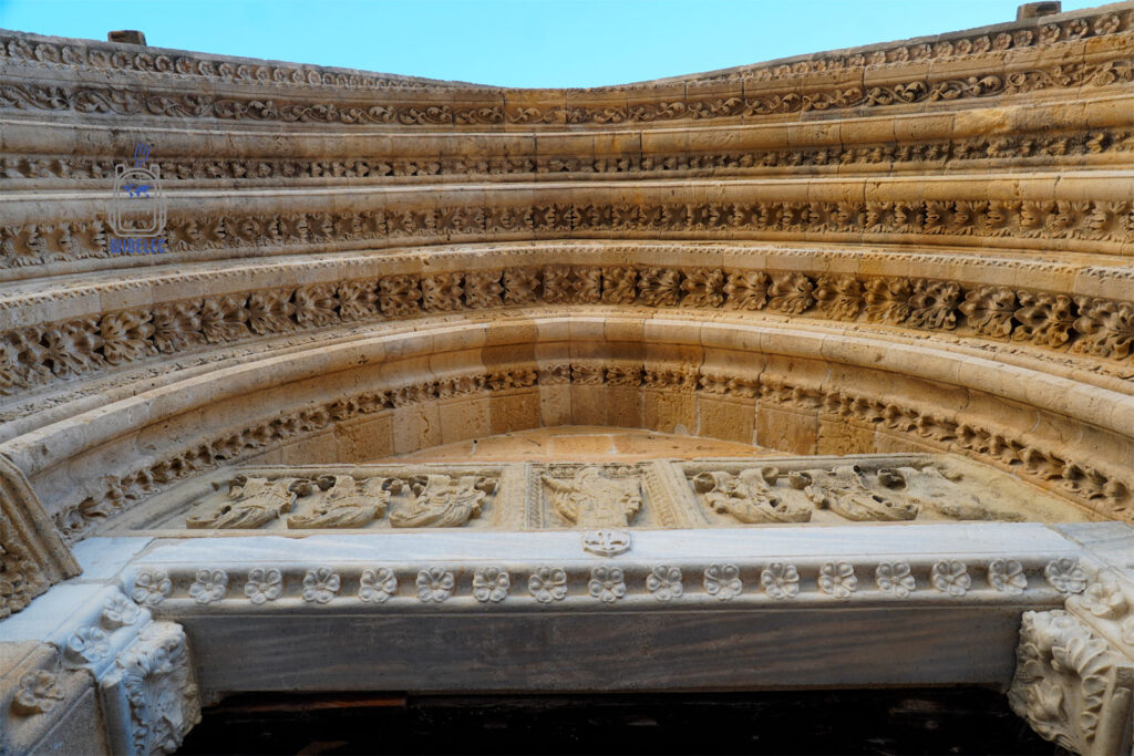 Nikozja – detal gotyckiego portalu katedry św. Zofii (Meczet Selimiye), kamienne zdobienia archiwolty