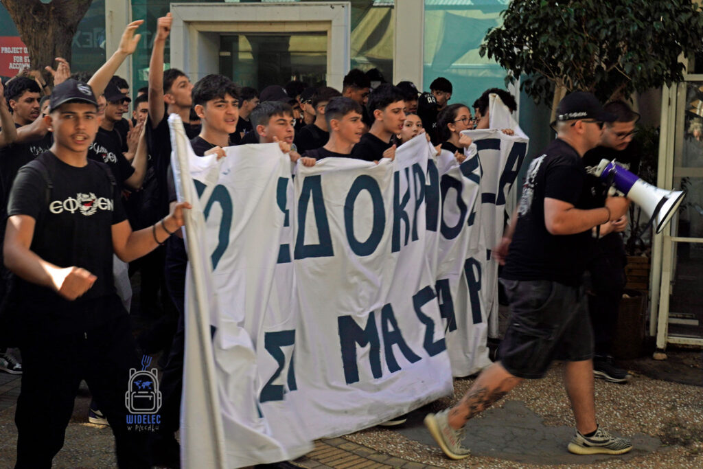 Nikozja – protest młodzieży i studentów z transparentem podczas demonstracji w podzielonej stolicy Cypru, społeczne napięcia i współczesne oblicze miasta, zachodni Cypr, widelecwplecaku.pl