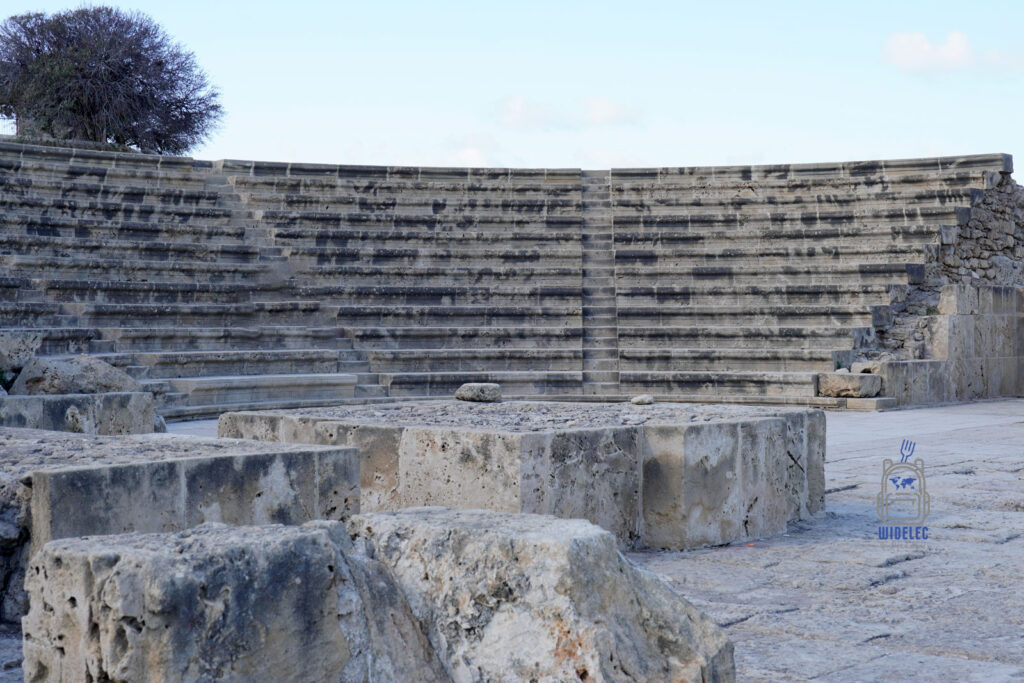 Cypr – wyspa dobrej pogody i dobrego humoru – antyczny Odeon w Nea Pafos, kamienne widownie i scena rzymskiego teatru na tle cypryjskiego nieba, zabytki UNESCO zachodniego Cypru – widelecwplecaku.pl