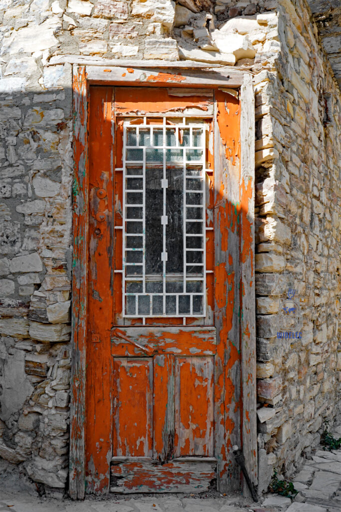 Stare drzwi do cypryjskiego domu w kamiennej zabudowie – ślady czasu i codzienne życie wyspy dobrej pogody i dobrego humoru, Cypr podróże i turystyka lokalna – Cypr – wyspa dobrej pogody i dobrego humoru | widelecwplecaku.pl