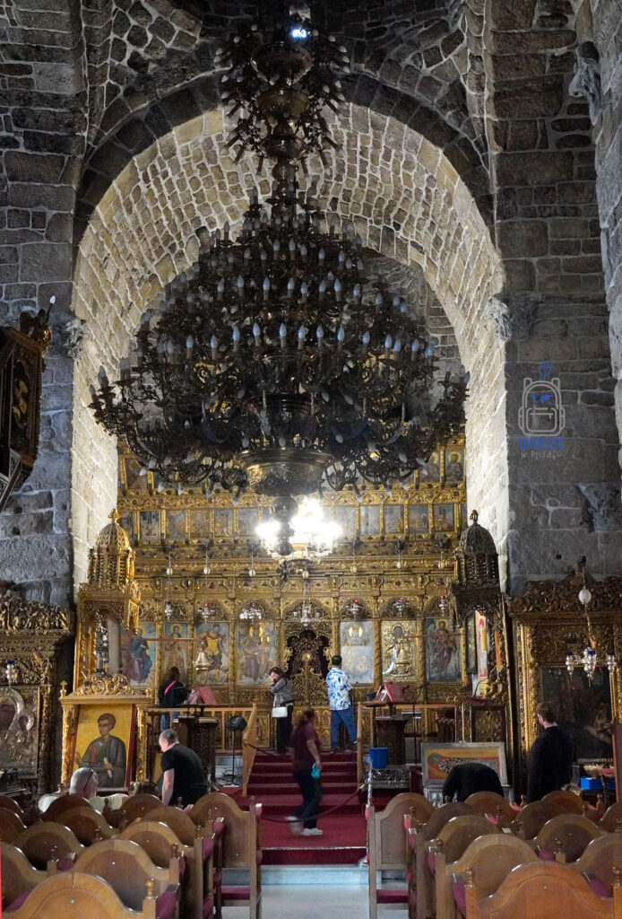 Wnętrze cerkwi św. Łazarza w Larnace na Cyprze – bogato zdobiony ikonostas i prawosławna architektura, Cypr – wyspa dobrej pogody i dobrego humoru, turystyka kulturowa | widelecwplecaku.pl