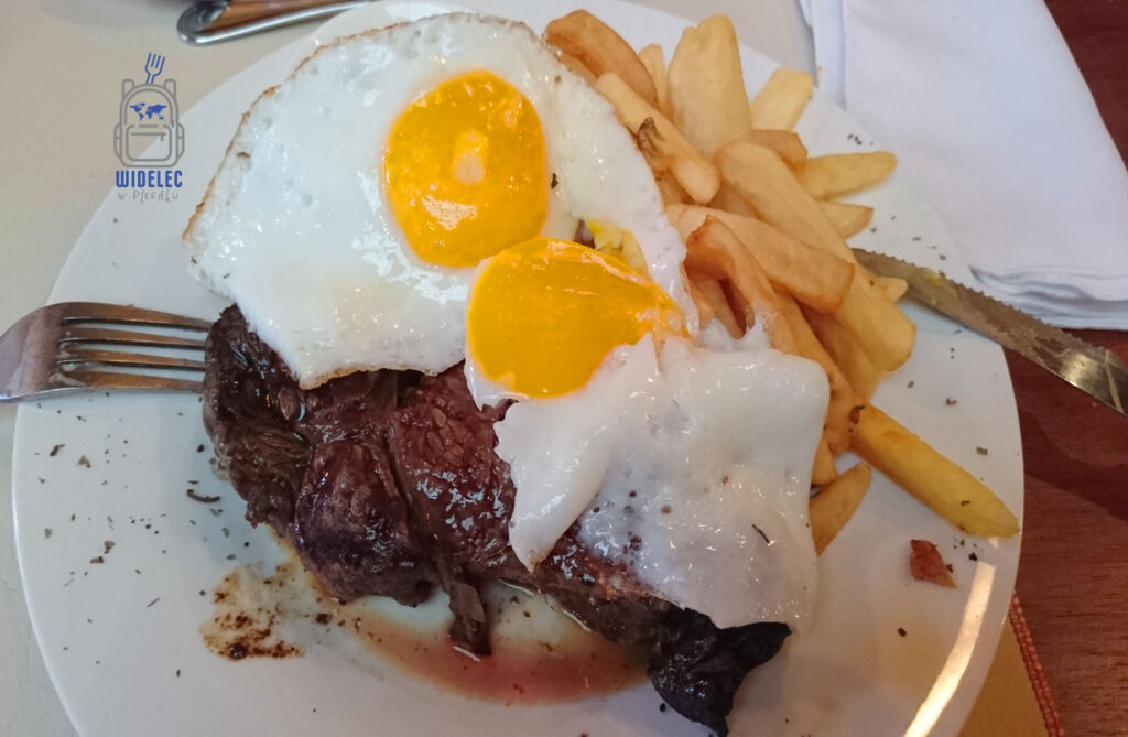 Bife a caballo – soczysty argentyński stek wołowy podany z jajkami sadzonymi i frytkami. Tradycyjna kuchnia argentyńska podczas podróży po Patagonii – widelecwplecaku.pl