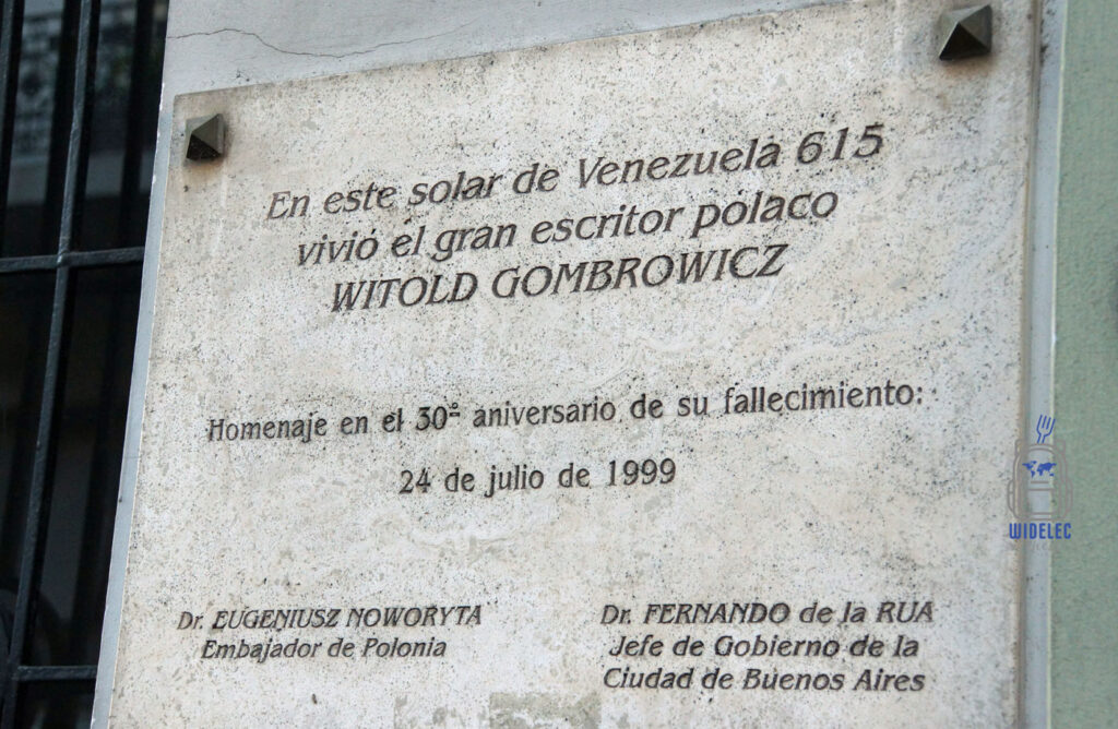 Tablica upamiętniająca Witolda Gombrowicza przy ulicy Venezuela 615 w Buenos Aires, Argentyna, widelecwplecaku