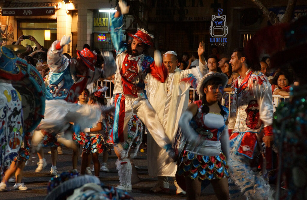 Tancerze grupy Murga podczas argentyńskiego karnawału Carnaval de Buenos Aires nocą, Argentyna, widelecwplecaku