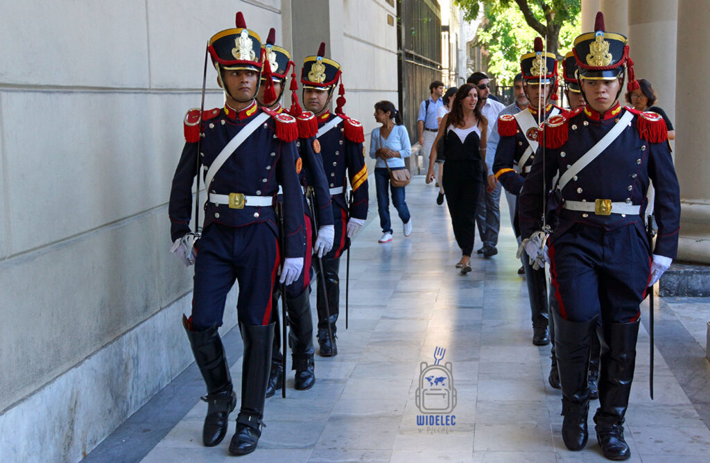 Ceremonialna warta armii argentyńskiej przy Catedral Metropolitana i Plaza de Mayo w Buenos Aires, Argentyna, widelecwplecaku