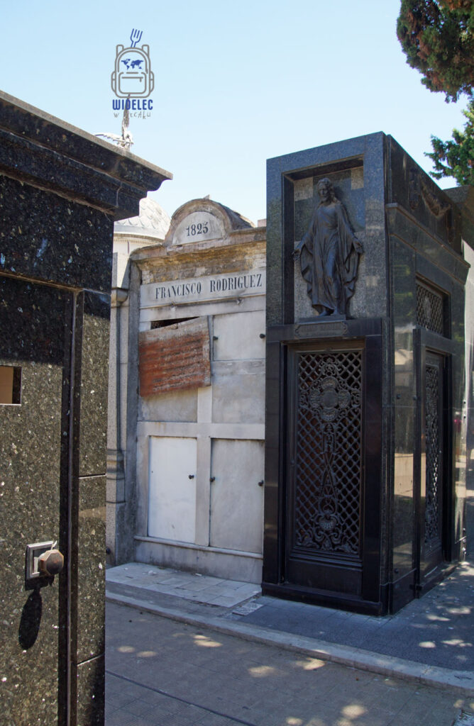 Mauzolea i alejki cmentarza Cementerio de la Recoleta w Buenos Aires, Argentyna, widelecwplecaku