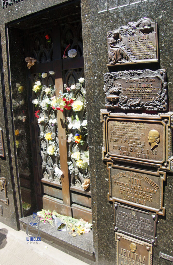 Grób Evity czyli Evy Perón na cmentarzu Cementerio de la Recoleta w Buenos Aires, Argentyna, widelecwplecaku