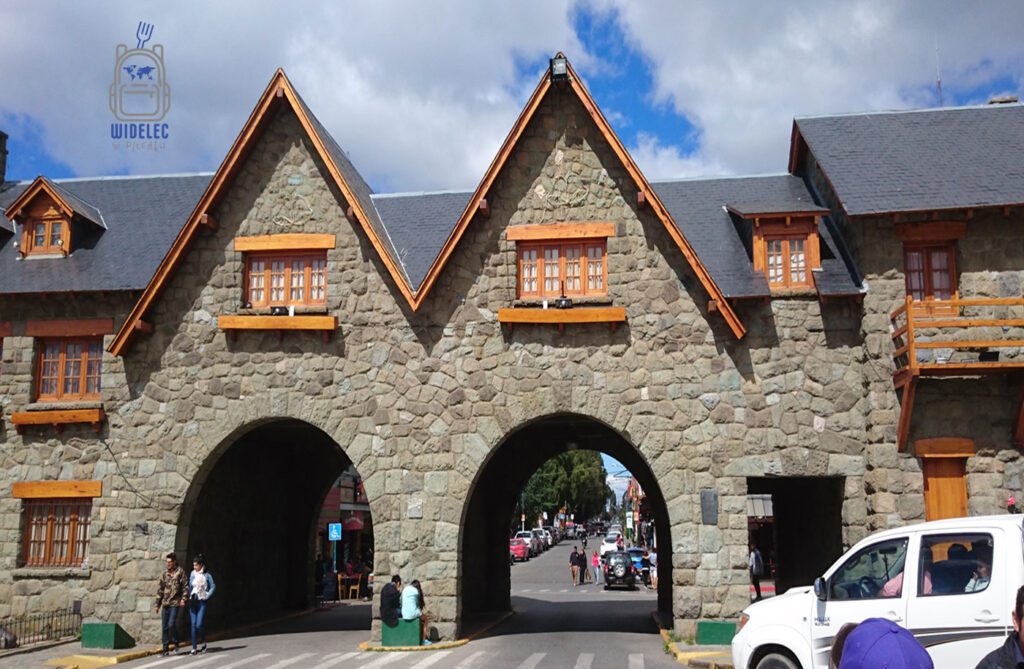 Kamienne budynki Centro Cívico w Bariloche w argentyńskiej Patagonii, Argentyna, widelecwplecaku