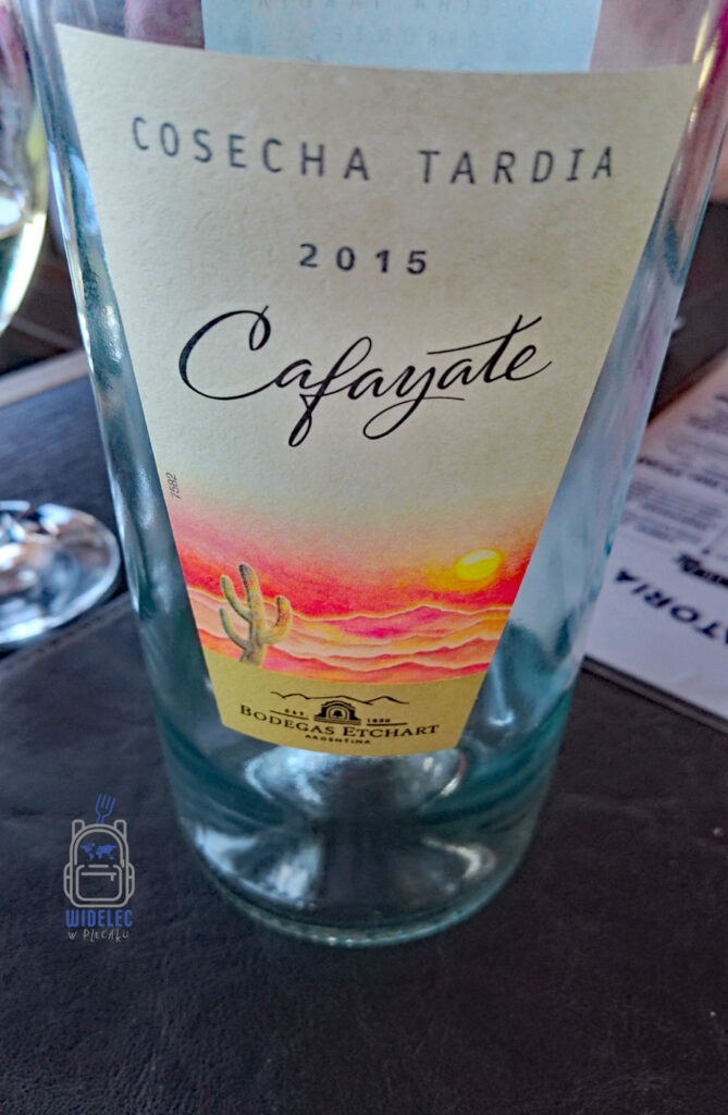 Butelka argentyjskiego wina Cosecha Tardía z regionu Cafayate w Argentynie. Słynne winnice, Malbec i smaki Argentyny – widelecwplecaku.pl