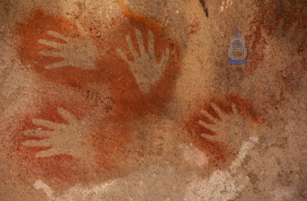 Prehistoryczne malowidła dłoni w Cueva de las Manos w argentyńskiej Patagonii – słynna Jaskinia Dłoni wpisana na listę UNESCO, widelecwplecaku.pl