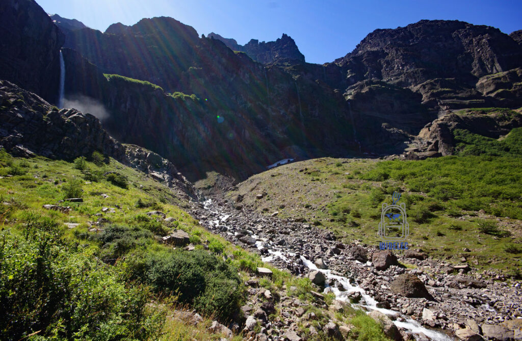 Górski krajobraz El Chaltén w Patagonii, wodospady spływające po skalnych ścianach Andów, trekking w Argentynie, Patagonia, widelecwplecaku