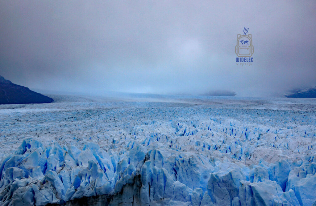 Lodowiec Perito Moreno w Patagonii podczas pochmurnej pogody – błękitne szczeliny lodu i ogromna lodowa rzeka w Argentynie, widelecwplecaku.pl