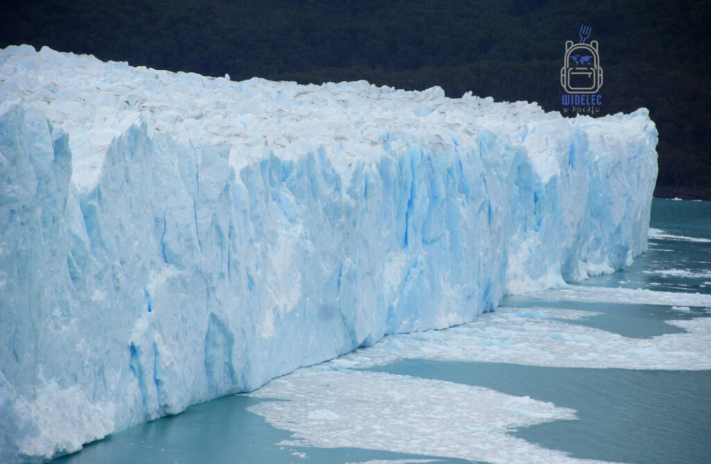 Potężna ściana lodowca Perito Moreno w Patagonii – błękitny lód wpadający do jeziora Argentino, Argentyna, widelecwplecaku.pl