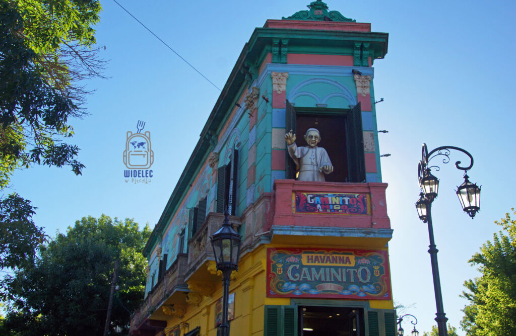 Kolorowe budynki i słynna ulica Caminito w dzielnicy La Boca w Buenos Aires,  Argentyna, widelecwplecaku